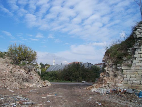 2006 y�l�nda yap�lan y�k�m sonras� kap�n�n hali