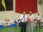 TAMER TA�PINAR BA�KAN KAD�R TOPBA�A H�ZMETLER�NDEN DOLAYI ONUR PLAKET� VERD�