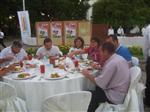 EM�RGAN BEYAZ K��K BAH�ES�NDE M�SAF�RLERE SUNULAN YEMEKTEN G�R�N�MLER