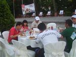 EM�RGAN BEYAZ K��K BAH�ES�NDE M�SAF�RLERE SUNULAN YEMEKTEN G�R�N�MLER