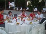 EM�RGAN BEYAZ K��K BAH�ES�NDE M�SAF�RLERE SUNULAN YEMEKTEN G�R�N�MLER