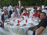 EM�RGAN BEYAZ K��K BAH�ES�NDE M�SAF�RLERE SUNULAN YEMEKTEN G�R�N�MLER