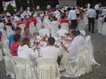 EM�RGAN BEYAZ K��K BAH�ES�NDE M�SAF�RLERE SUNULAN YEMEKTEN G�R�N�MLER