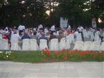 EM�RGAN BEYAZ K��K BAH�ES�NDE M�SAF�RLERE SUNULAN YEMEKTEN G�R�N�MLER
