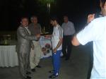 AZERBAYCAN KAF�LE BA�KANINA TURNUVAYA KATILAN Y�NET�C�LER�NE SICAK YUVA VAKFI ONUR PLAKET� VER�RKEN