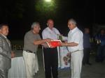 TURNUVAYA KATILAN Y�NET�C�LER�NE SICAK YUVA VAKFI ONUR PLAKET� VER�RKEN