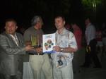TURNUVAYA KATILAN Y�NET�C�LER�NE SICAK YUVA VAKFI ONUR PLAKET� VER�RKEN